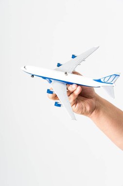 Minyatür bir uçağı tutan bir adam.