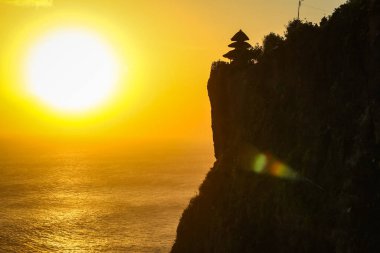 Uluwatu Sahili 'ndeki Uluwatu Tapınağı' nda günbatımı, Bali
