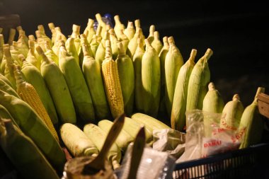 Kömürlü ızgara mısır, tipik Asya atıştırmalıkları.