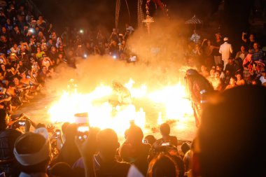 Kecak Ateş Dansı, Balis 'in en ikonik sanat performanslarından biridir ve insan vokallerini, dansa eşlik etmek için Gamelan enstrümanları yerine baskın bir şekilde kullanmasıyla ünlüdür.