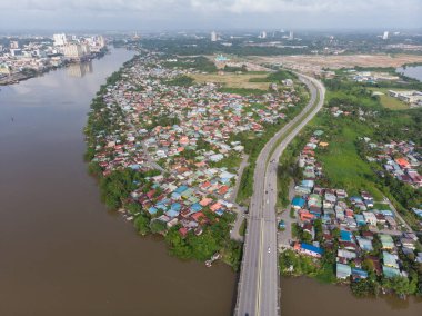 Mescid Jamek ve Pustaka Negeri Sarawak ya da Sarawak Devlet Kütüphanesi 'nin yerini belirleyen Petrajaya, Kuching' in havadan görünüşü