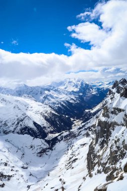 İsviçre 'deki Titlis Dağı' ndaki karlı dağlar.
