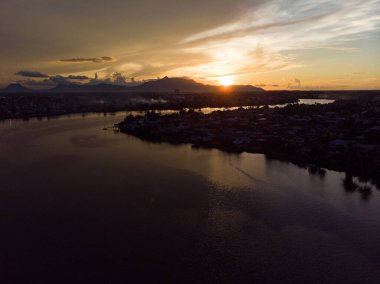 Günbatımında Sarawak Nehri 'nin manzaralı manzarası. Arka planda Gunung (dağ) Serapi.