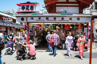 Asakusa, Tokyo sokak manzarası. Asakusa, insanların Tokyo 'da hediyelik eşya ve yiyecek aldıkları bir yer..