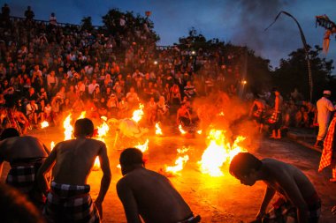 Balili insanlar Uluwatu, Bali 'de Kecak Dansı yapıyorlar.
