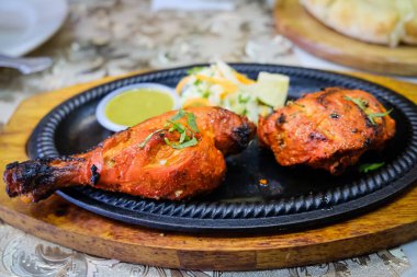 Masadaki tavuk tandırının kapalı çekimi.