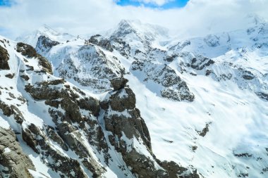 İsviçre 'deki Titlis Dağı' ndaki karlı dağlar.