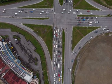 Kalabalık araçlarla yol kesişiminin yukarıdan aşağı görüntüsü