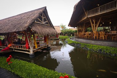 Bale Udang Mang Engking, Endonezya 'nın su üzerinde popüler yemek ve restoran sağlayan bambu yapı konseptine dayanan bir restorandır..