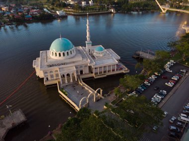 Kuching 'in yüzen güzel camisinin havadan görünüşü ya da gün batımında Hindistan Mescidi olarak da bilinir.