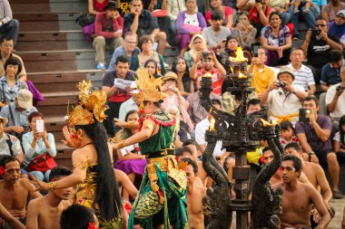 Balili insanlar Uluwatu, Bali 'de Kecak Dansı yapıyorlar.