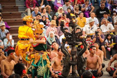 Balili insanlar Uluwatu, Bali 'de Kecak Dansı yapıyorlar.