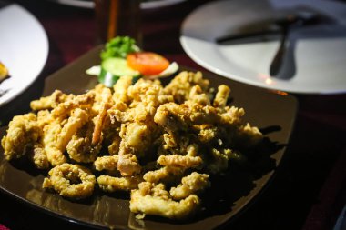 Jimbaran Plajı, Bali 'de deniz ürünleri servisi.