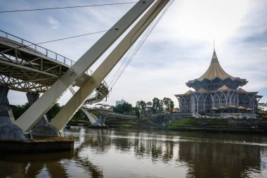 Darul Hana köprüsü ve Sarawak hükümet binasını gösteren Kuching Rıhtımı manzarası