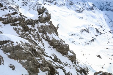 İsviçre 'deki Titlis Dağı' ndaki karlı dağlar.