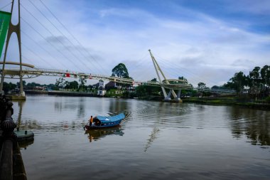 Darul Hana köprüsü ve Sarawak hükümet binasını gösteren Kuching Rıhtımı manzarası