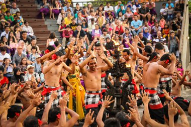 Balili insanlar Uluwatu, Bali 'de Kecak Dansı yapıyorlar.