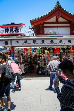 Asakusa, Tokyo sokak manzarası. Asakusa, insanların Tokyo 'da hediyelik eşya ve yiyecek aldıkları bir yer..