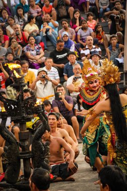 Balili insanlar Uluwatu, Bali 'de Kecak Dansı yapıyorlar.
