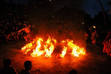 Balili insanlar Uluwatu, Bali 'de Kecak Dansı yapıyorlar.