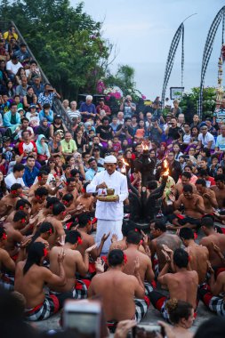 Kecak Ateş Dansı, Balis 'in en ikonik sanat performanslarından biridir ve insan vokallerini, dansa eşlik etmek için Gamelan enstrümanları yerine baskın bir şekilde kullanmasıyla ünlüdür.