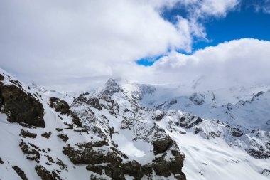 İsviçre 'deki Titlis Dağı' ndaki karlı dağlar.