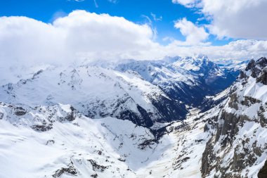 İsviçre 'deki Titlis Dağı' ndaki karlı dağlar.
