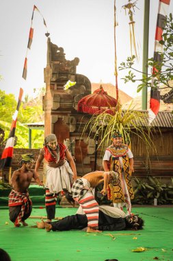 Bali Geleneksel Barong Dansı. Geleneksel Barong dans gösterilerinde, Rangda 'ya karşı mücadelesinde resmedilir, bu Bali kültürünün popüler bir parçasıdır..