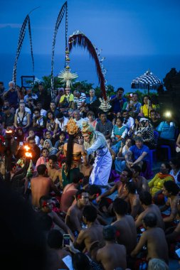 Kecak Ateş Dansı, Balis 'in en ikonik sanat performanslarından biridir ve insan vokallerini, dansa eşlik etmek için Gamelan enstrümanları yerine baskın bir şekilde kullanmasıyla ünlüdür.
