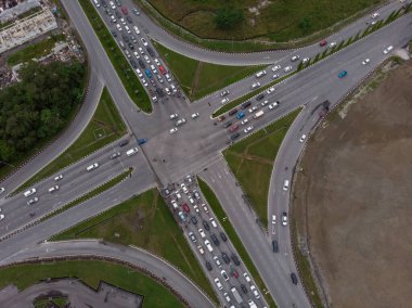 Kalabalık araçlarla yol kesişiminin yukarıdan aşağı görüntüsü