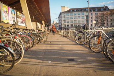 Zürih Ana Tren İstasyonu yakınında bisikletler