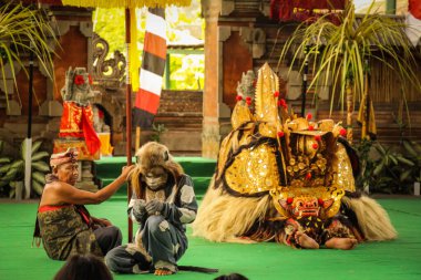 Bali Geleneksel Barong Dansı. Geleneksel Barong dans gösterilerinde, Rangda 'ya karşı mücadelesinde resmedilir, bu Bali kültürünün popüler bir parçasıdır..