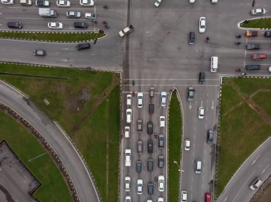 Kalabalık araçlarla yol kesişiminin yukarıdan aşağı görüntüsü
