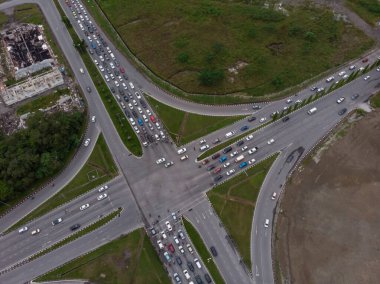 Kalabalık araçlarla yol kesişiminin yukarıdan aşağı görüntüsü