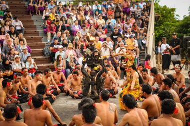 Balili insanlar Uluwatu, Bali 'de Kecak Dansı yapıyorlar.