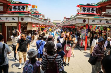 Asakusa, Tokyo sokak manzarası. Asakusa, insanların Tokyo 'da hediyelik eşya ve yiyecek aldıkları bir yer..