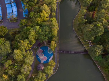 Güney Kuching 'deki güzel Kuching Parkı' nın yukarıdan görünüşü.