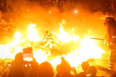 Kecak Ateş Dansı, Balis 'in en ikonik sanat performanslarından biridir ve insan vokallerini, dansa eşlik etmek için Gamelan enstrümanları yerine baskın bir şekilde kullanmasıyla ünlüdür.