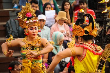 Balili insanlar Uluwatu, Bali 'de Kecak Dansı yapıyorlar.