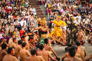 Balili insanlar Uluwatu, Bali 'de Kecak Dansı yapıyorlar.