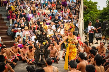 Balili insanlar Uluwatu, Bali 'de Kecak Dansı yapıyorlar.
