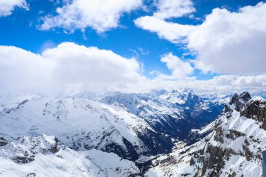 İsviçre 'deki Titlis Dağı' ndaki karlı dağlar.