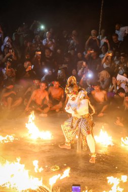 Kecak Ateş Dansı, Balis 'in en ikonik sanat performanslarından biridir ve insan vokallerini, dansa eşlik etmek için Gamelan enstrümanları yerine baskın bir şekilde kullanmasıyla ünlüdür.