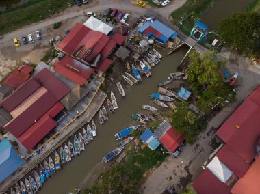 Malacca 'daki Crystal Bay' in havadan görüntüsü. Yerel halkın ve turistlerin güzel manzaralı taze deniz ürünlerinin tadını çıkarabileceği popüler bir yer.