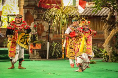 Bali Geleneksel Barong Dansı. Geleneksel Barong dans gösterilerinde, Rangda 'ya karşı mücadelesinde resmedilir, bu Bali kültürünün popüler bir parçasıdır..