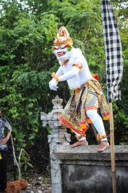 Balili insanlar Uluwatu, Bali 'de Kecak Dansı yapıyorlar.