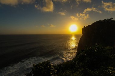 Uluwatu Sahili 'ndeki Uluwatu Tapınağı' nda günbatımı, Bali