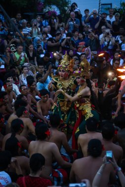 Kecak Ateş Dansı, Balis 'in en ikonik sanat performanslarından biridir ve insan vokallerini, dansa eşlik etmek için Gamelan enstrümanları yerine baskın bir şekilde kullanmasıyla ünlüdür.