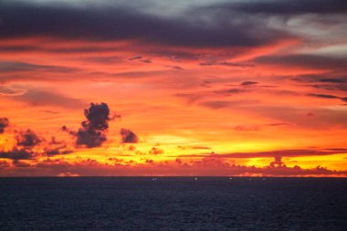 Uluwatu Kayalıklarında Günbatımı, Bali