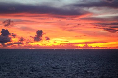 Uluwatu Kayalıklarında Günbatımı, Bali